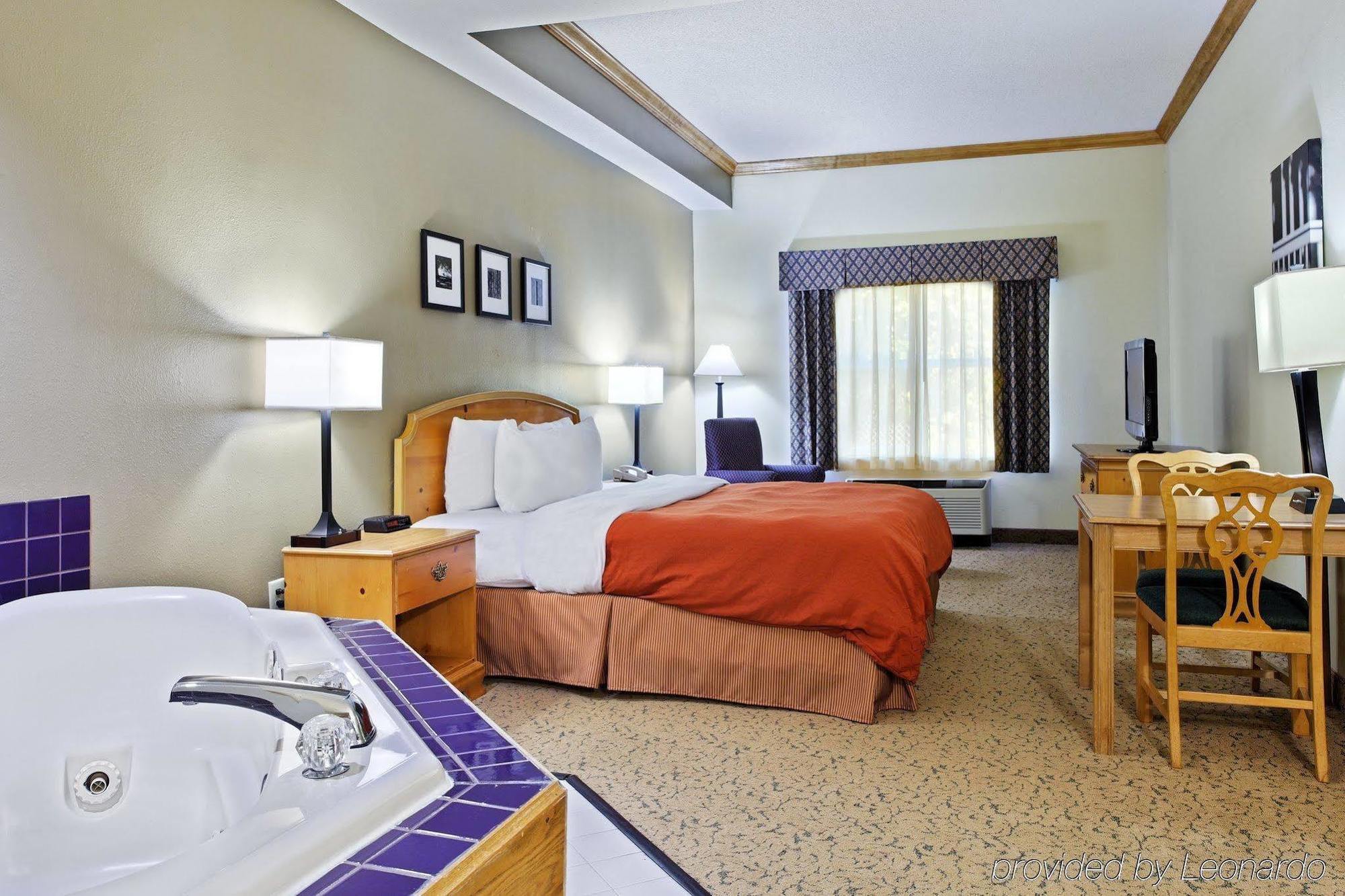 Country & By Radisson, Elon , Nc 3*